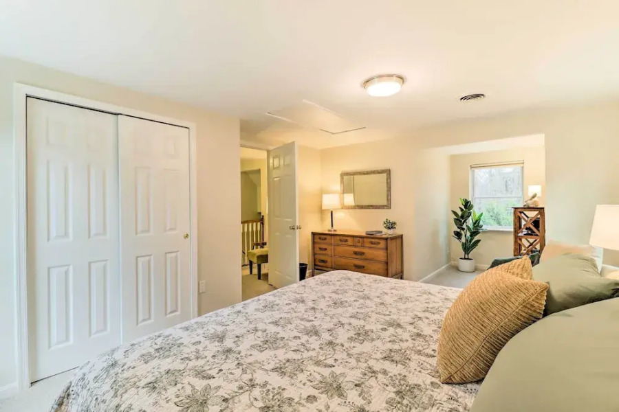 Blakeslee Home w/ Private Hot Tub, 5 Mi to Skiing!