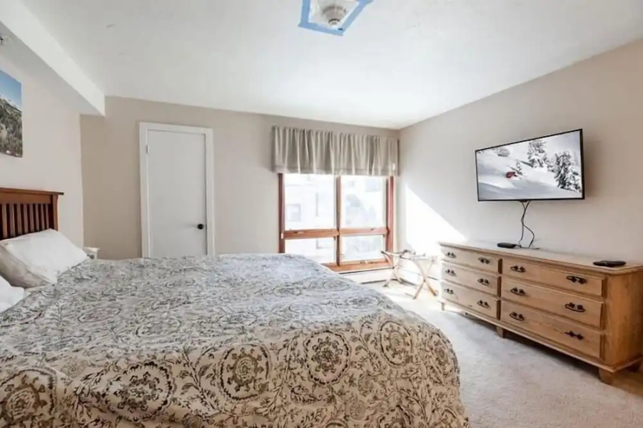 Breakaway West Ski Condo 1,5 miles from the Lifts by RedAwning