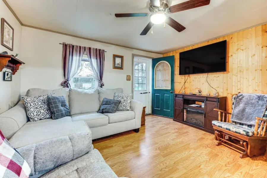 Charming Spirit Lake Home - 6 Mi to Arnolds Park!