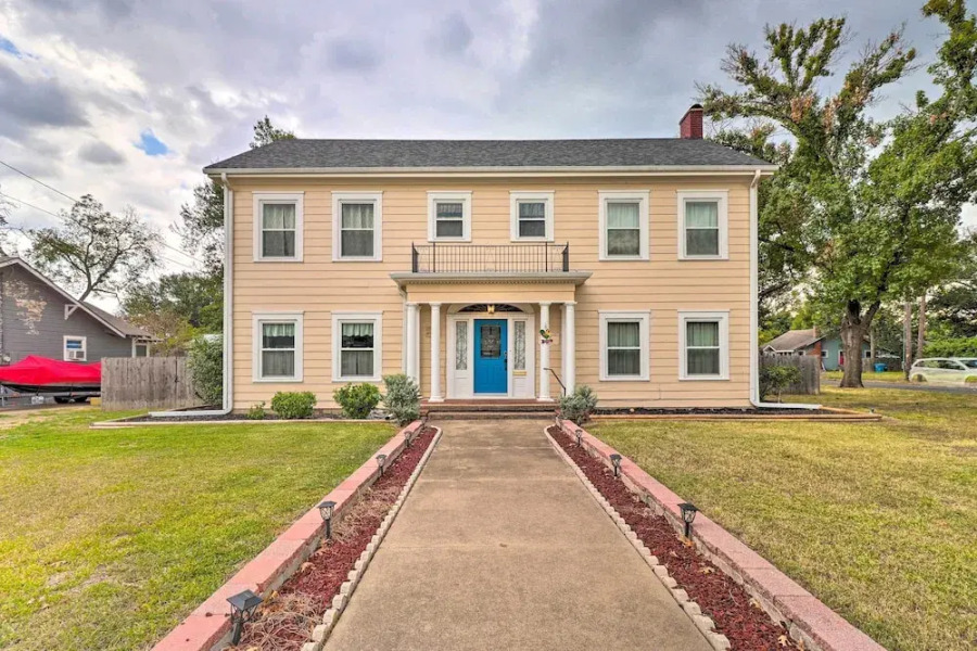 1920s Corsicana Home - Spacious Group Getaway!