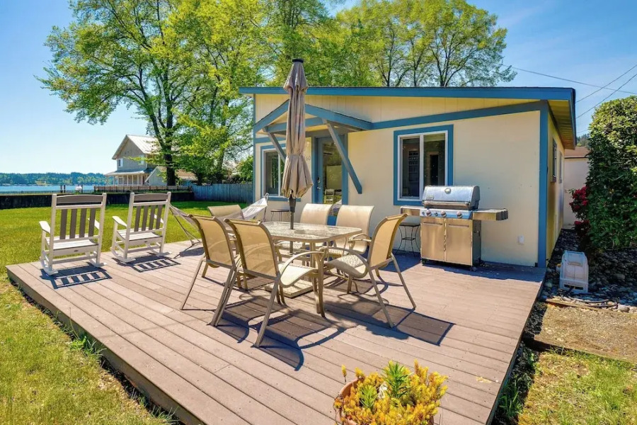 Waterfront Hood Canal Cottage: Steps to the Beach!