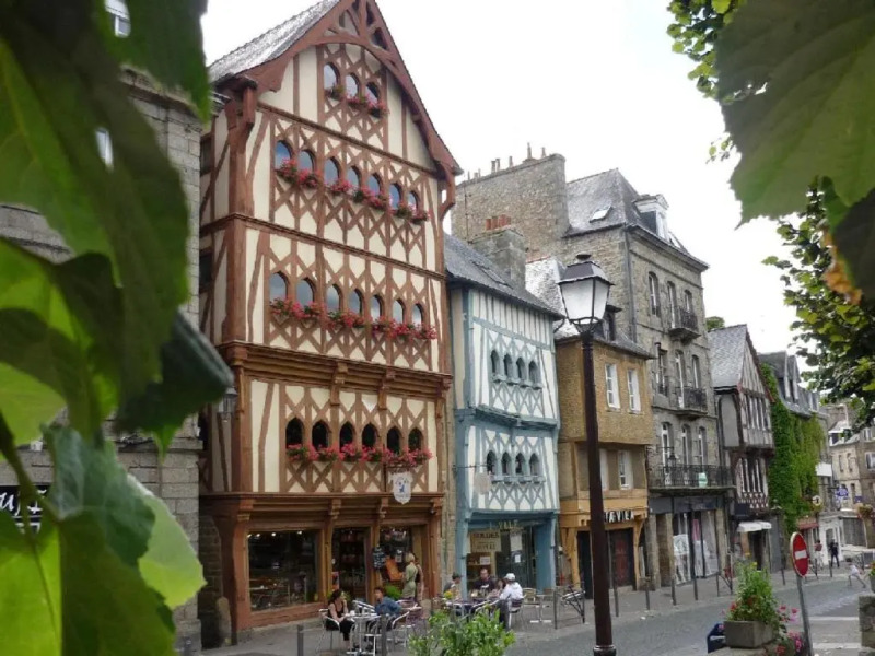 Le Garage, confort, calme de la ville et vue sur jardin