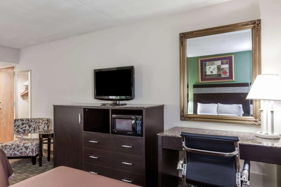 Howard Johnson Hotel by Wyndham Newark Airport