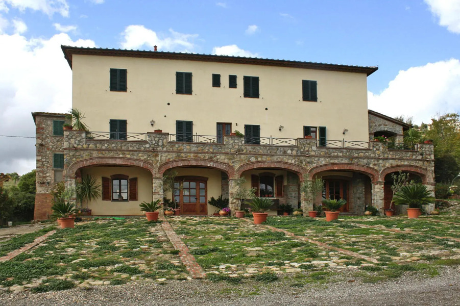 Country House in Tuscany With Panoramic Views