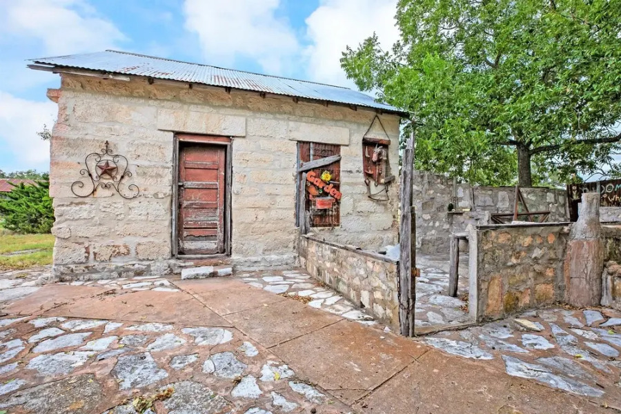 New! Stunning Historic Home Near Town With Bbq!