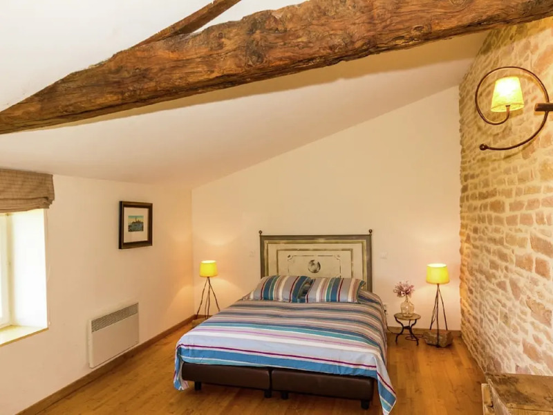 Spacious Mansion in Vinzelles With Swimming Pool