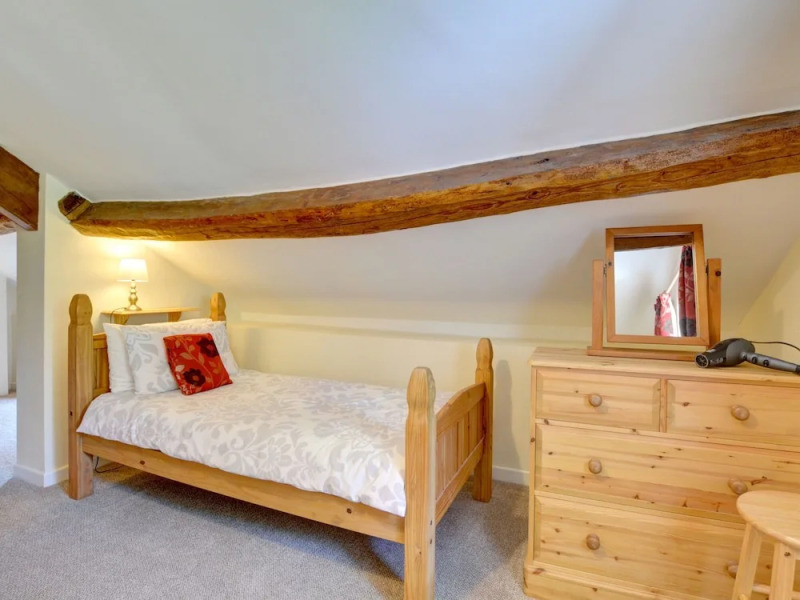 Pretty Holiday Home With Sunny Garden and a Comfortable Four-poster bed