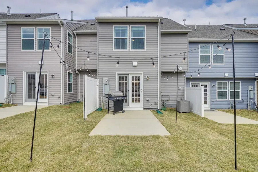 Charles Town Townhome: 9 Mi to Harpers Ferry