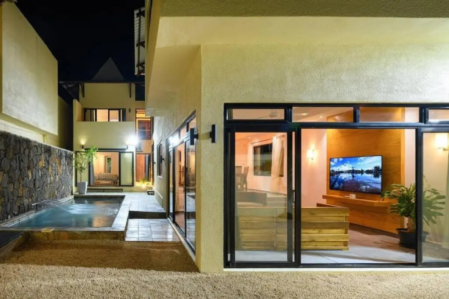 Spacious Villa, 200m from the beach, private pool