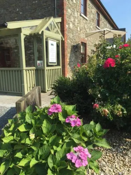 Riverbank, Country Pub and Guesthouse
