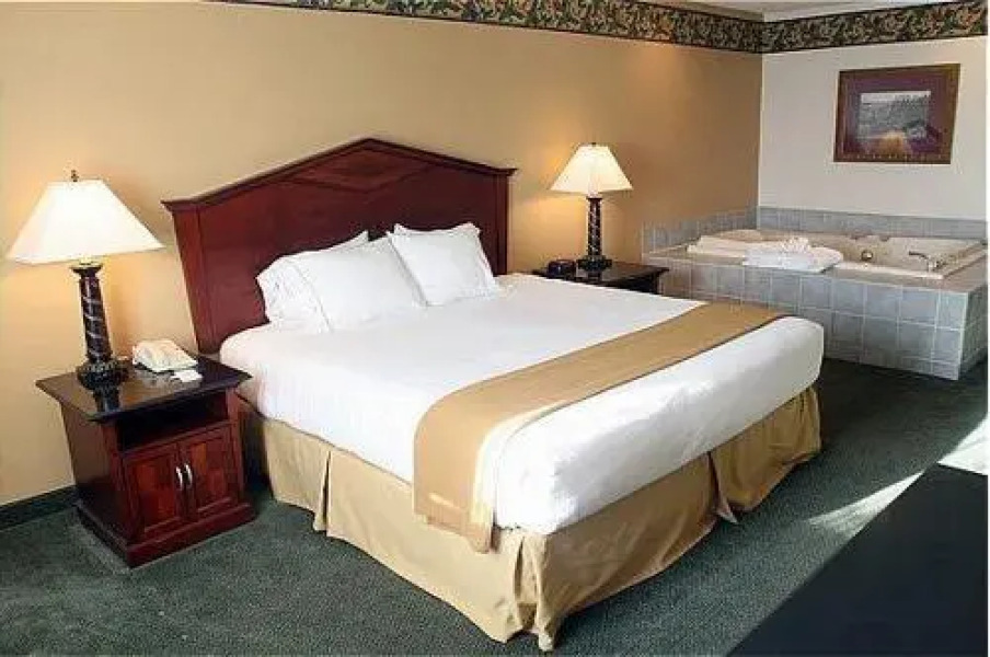 Holiday Inn Express Hotel & Suites Eagan (Mall of America Area)