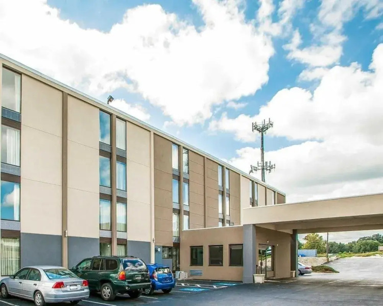 Econo Lodge Inn & Suites Outlet Village