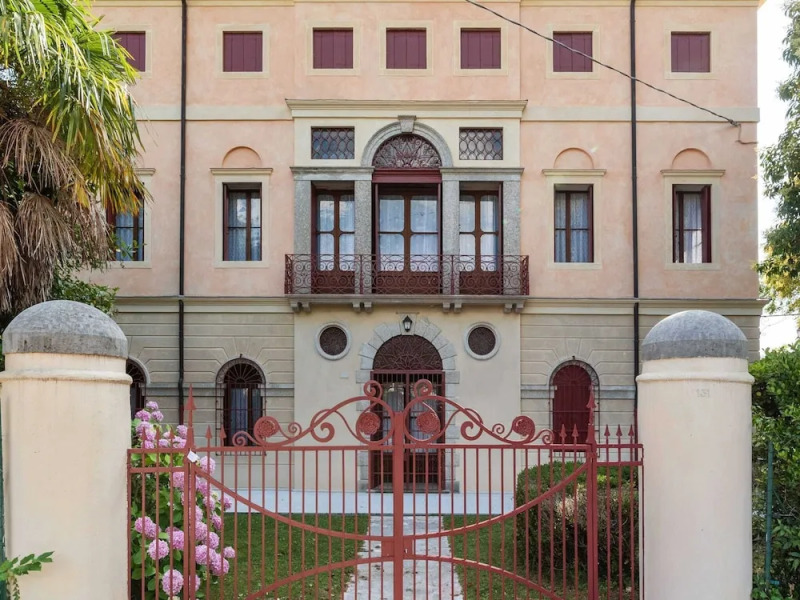 Castle in Romano D'ezzelino With Garden