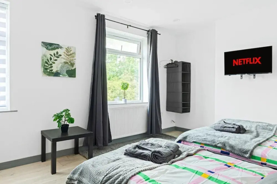 3br-sleeps8-parking-wifi-closestation