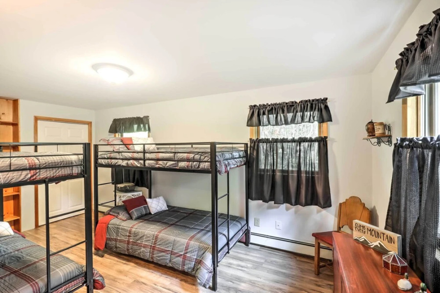 North Creek Cottage in the Adirondacks w/ Fire Pit