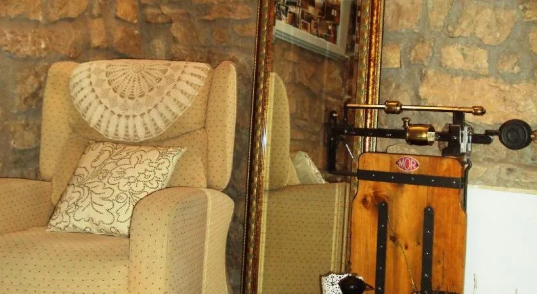 Ana de las Tejas Azules