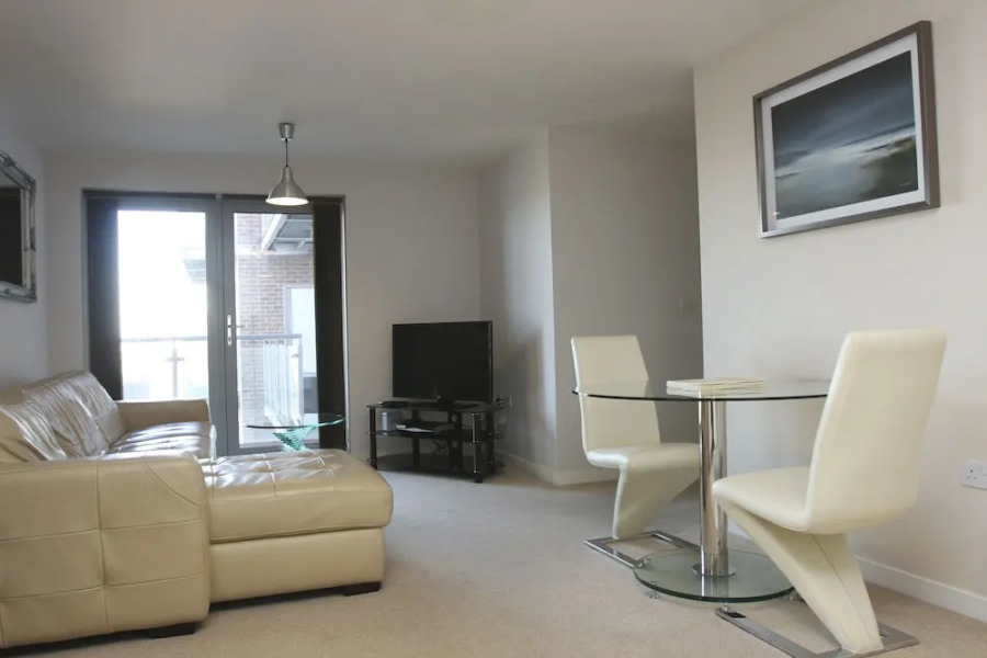 2 Bed Modern Apartment-Wilmington Close