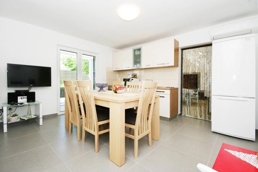 Viki - With Heated Pool - H