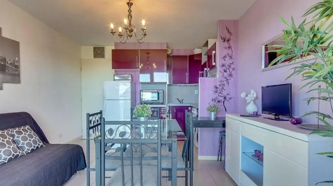 T 2 tout confort avec terrasse vue mer et montagne.