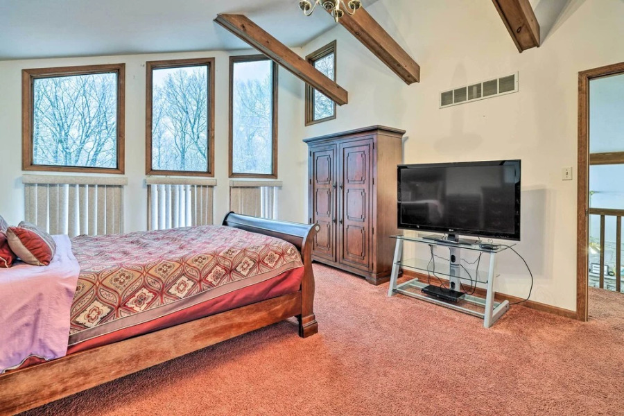 Hot Tub + Deck: Pet-friendly Poconos Getaway!