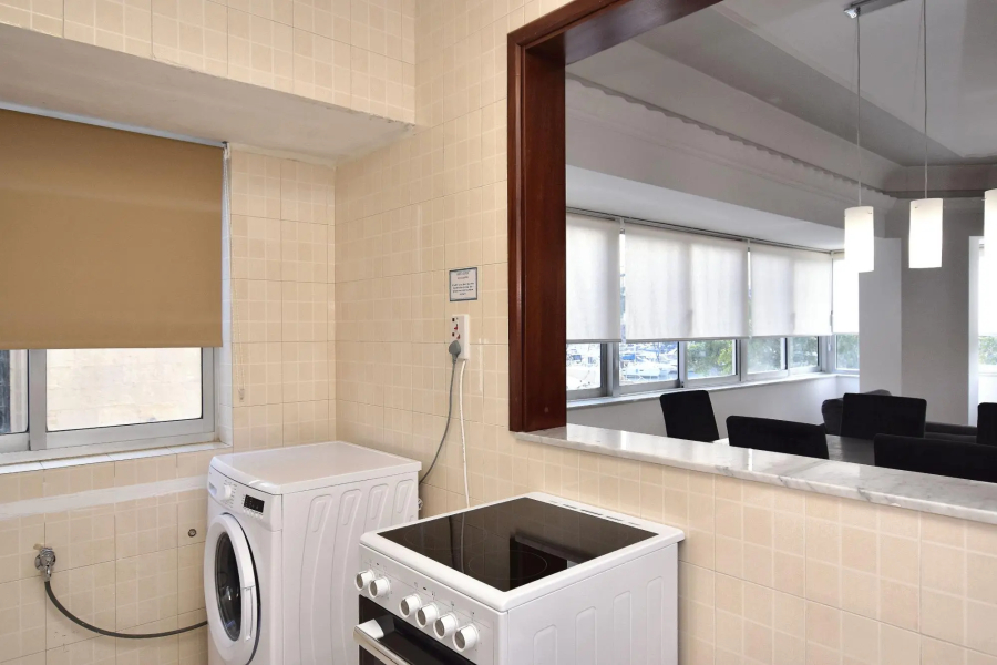 Bright and Spacious 2 Bedroom Apartment with Harbour View - 3