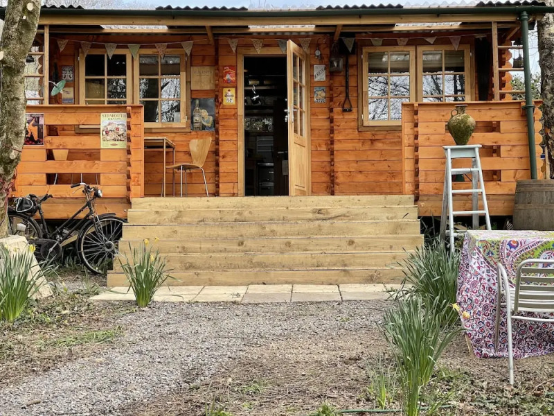 Retro Lodge nr Dartoor With hot tub & opt Sauna