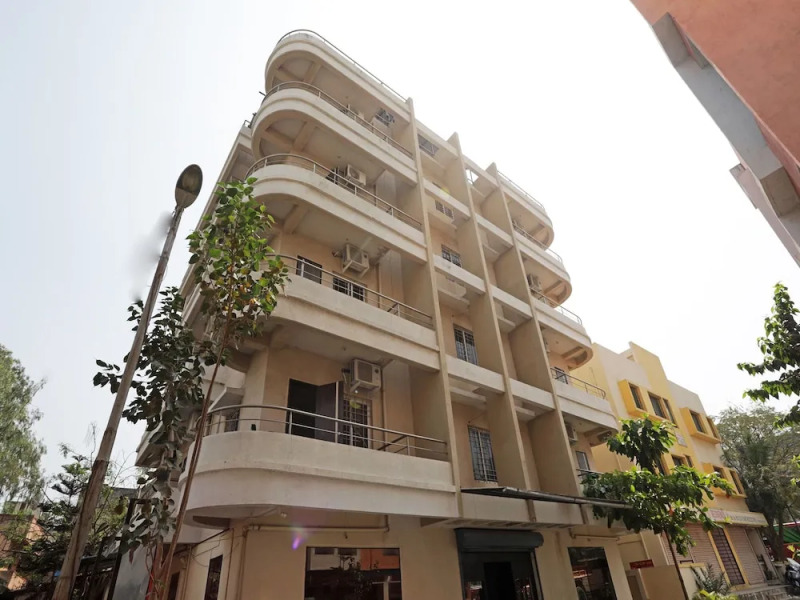 OYO 8996 Hotel Pioneer