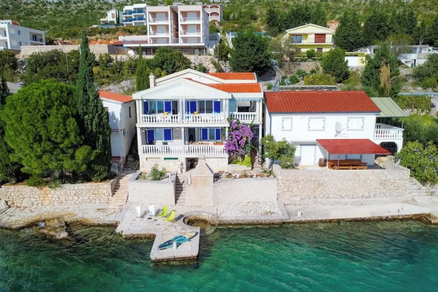 Holiday Home Seafront Escape