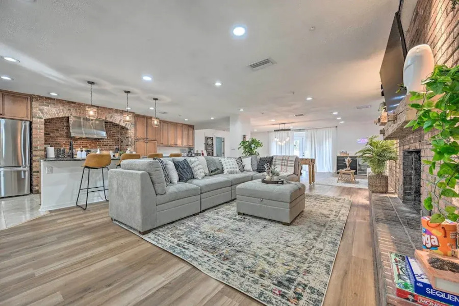 Luxe Brandon Oasis w/ Private Pool & Hot Tub!