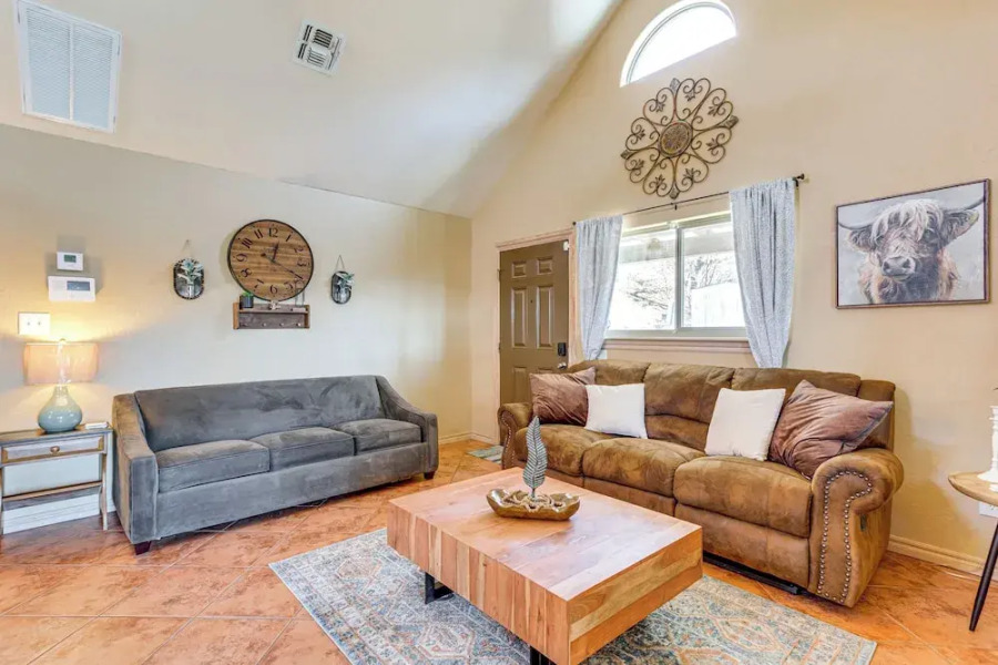 1/2 Mi to Lake Lawtonka: Mtn-view Haven!