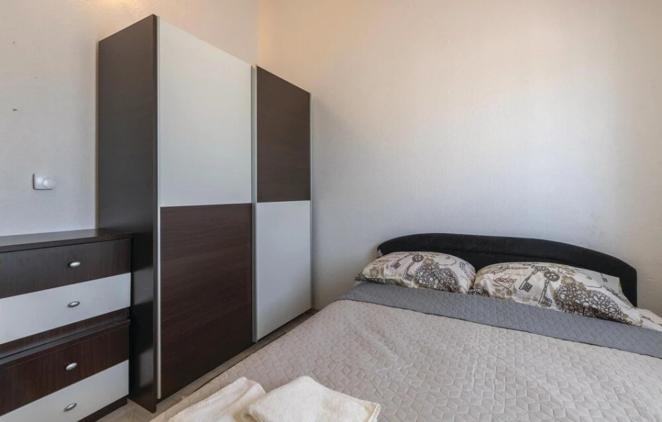 Stunning Home in Novigrad With Wifi and 4 Bedrooms