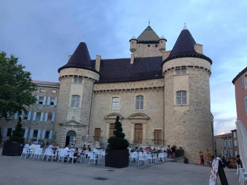Maison avec piscine à l'orée de la forêt