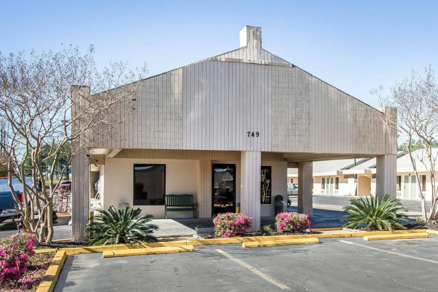 Rodeway Inn & Suites