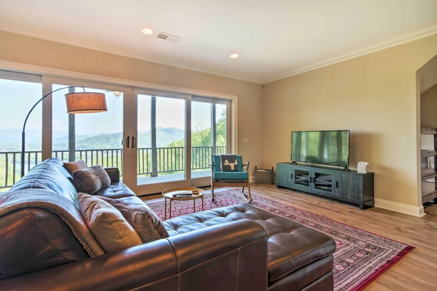 Hiawassee Getaway w/ Deck, Mountain & Lake Views!