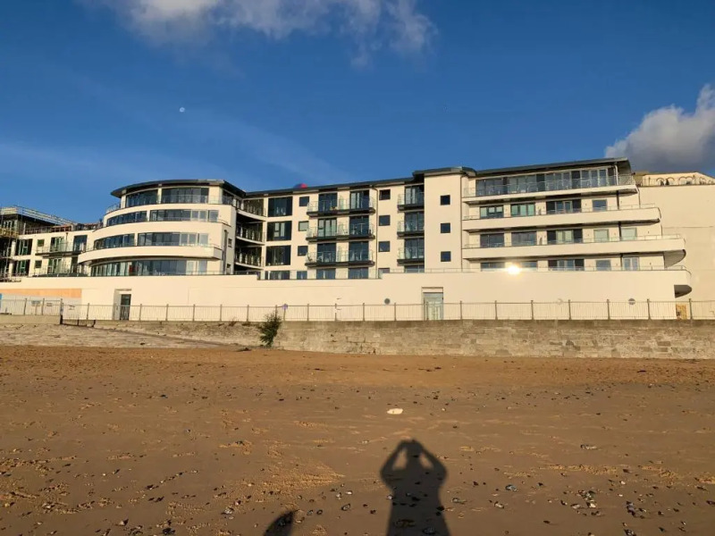 Gorgeous 2 Bed Apartment with Stunning Sea Views with Free Parking and Fast Internet