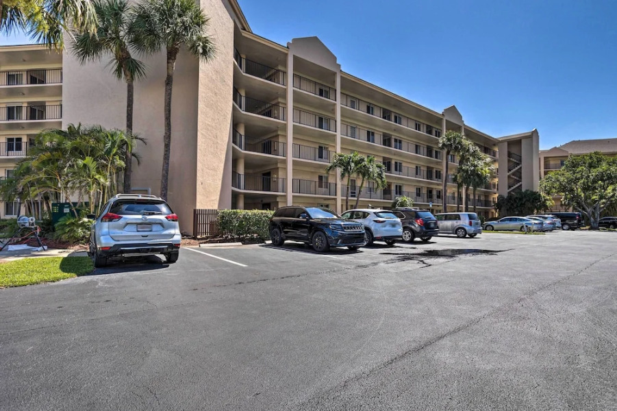 Jupiter Condo w/ Pool Access, Walk to Beach!
