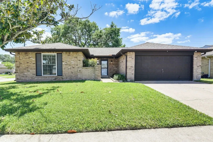 Patio, Fire Pit & Yard: Family Home in Pearland