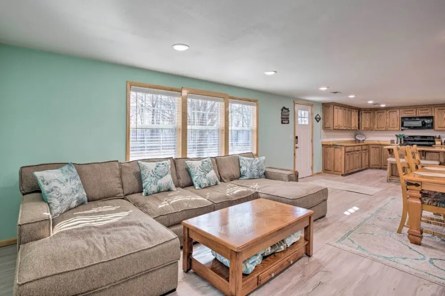 Outdoor Family Fun: Large Home by Beaver Lake!