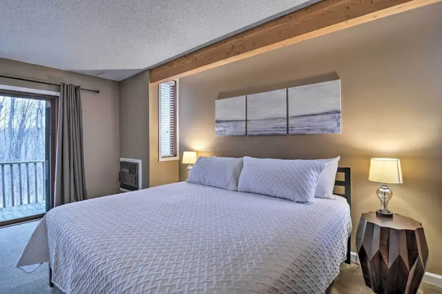 Cozy Bellaire Condo w/ Balcony - 3 Mi to Skiing!