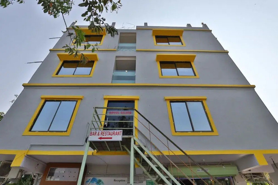 OYO 24833 Hotel Silver