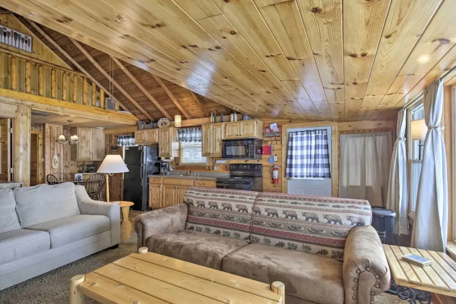 Charming Lost Lake Cabin: Fish, Boat & Hunt!