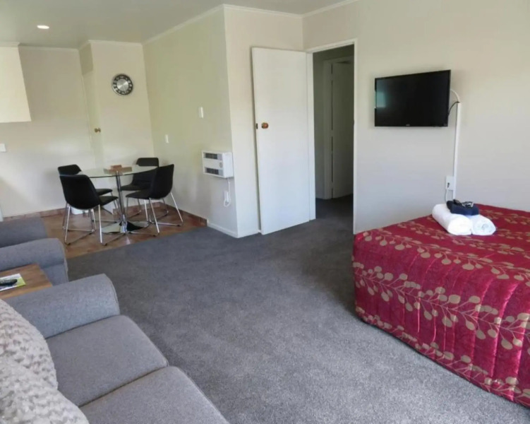 Commodore Court Motel