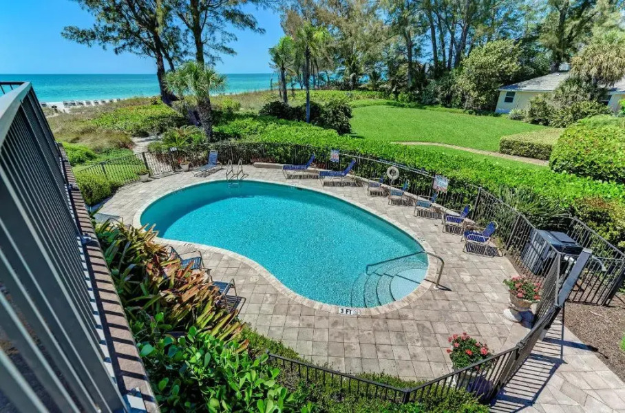 Sea Grape Inn8- BEACHFRONT Property