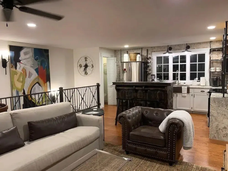 Five-star Historic Boyd Harvey Carriage House 2 Bedroom Home by RedAwning