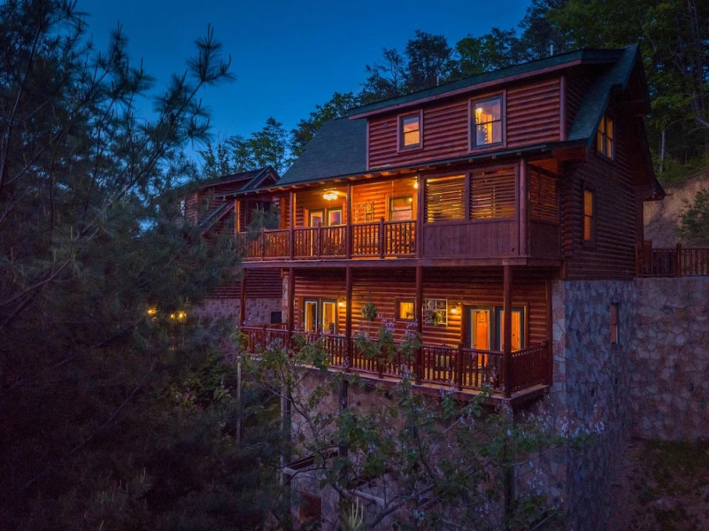 Knockin' On Heaven's Door - 5 Br cabin by RedAwning