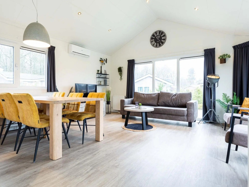 Nice chalet with outdoor sauna and spa, in a holiday park, near the Veluwe