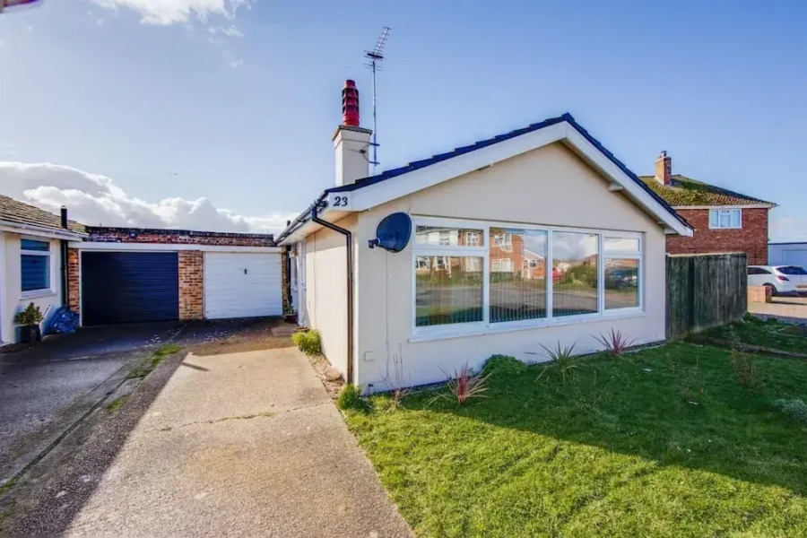 Bungalow 2 min Walk to Beach and sea Sleeps 6