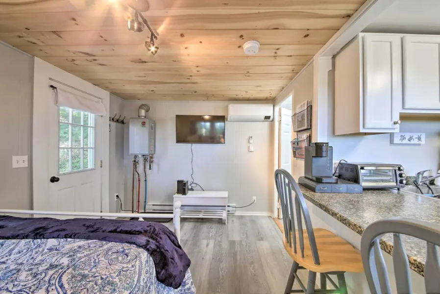 Lush Edgecomb Studio Cottage w/ Fire Table!