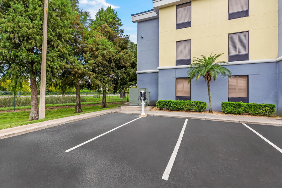 Days Inn & Suites by Wyndham Lakeland