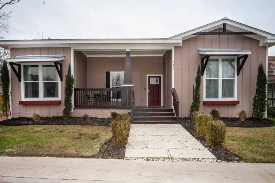 BRAND NEW Luxury Impressive House Near Downtown!